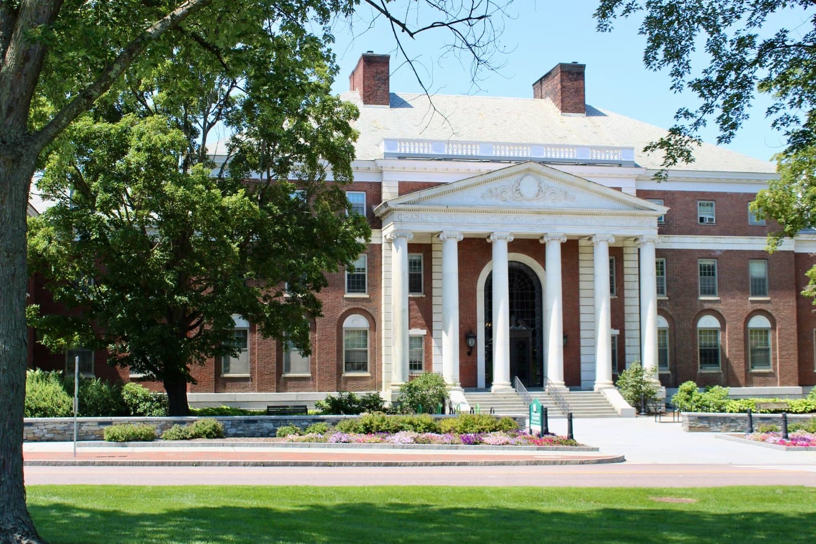 Bedford MA Family-Friendly Neighborhoods Near Davis School